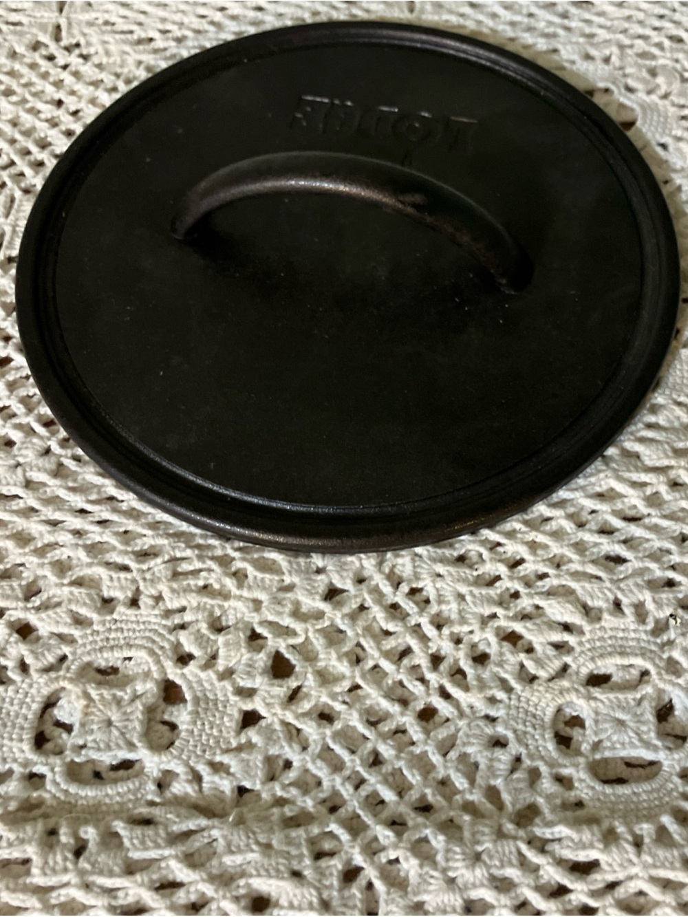 VINTAGE LODGE 8" FLAT ROUND SEASONED CAST IRON GRILL PRESS LOOPED HANDLE